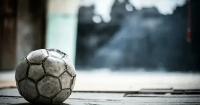 Un vecchio pallone da calcio a terra, simbolo della storica finale del Monza del 2013