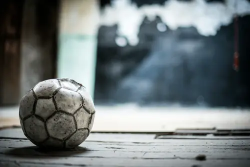 Un vecchio pallone da calcio a terra, simbolo della storica finale del Monza del 2013