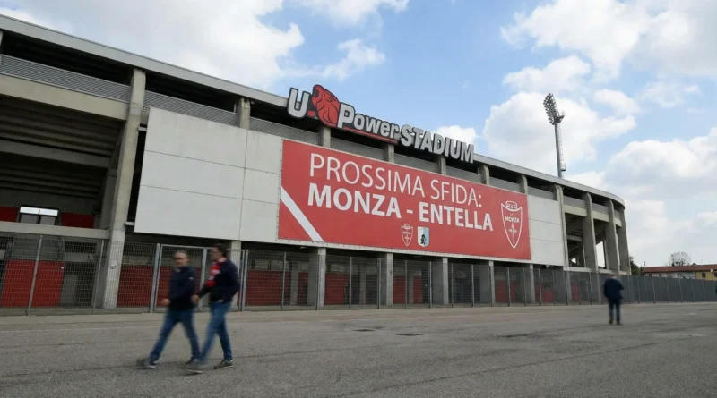 Esterno dell'U-Power Stadium di Monza con cartellone digitale che annuncia la partita Monza-Entella di Serie B.